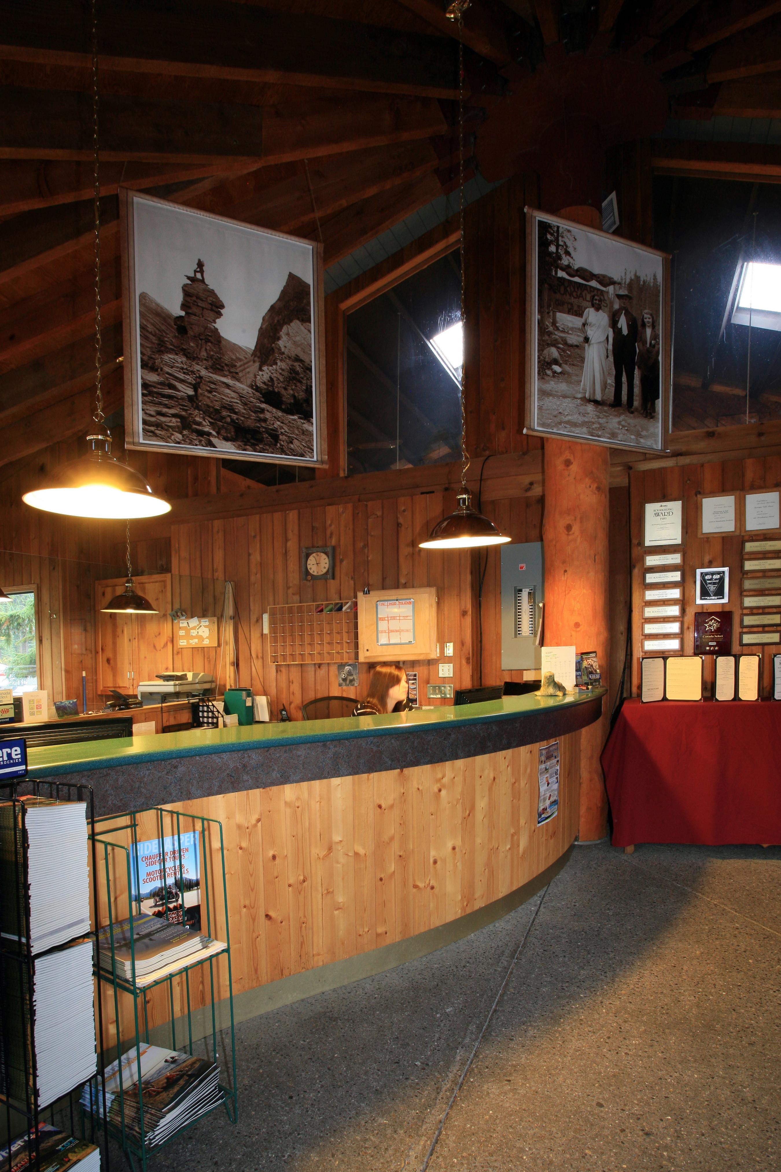 Sunwapta Falls Rocky Mountain Lodge Jasper Exterior foto